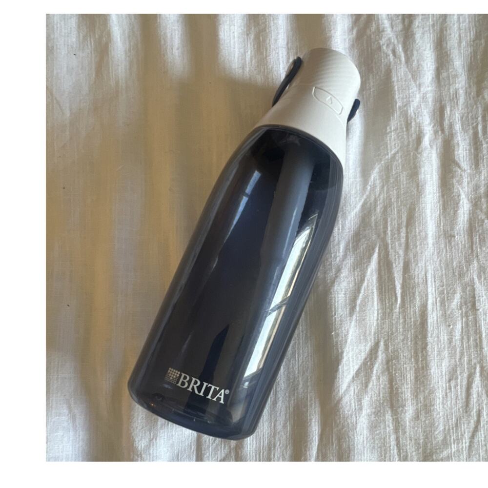Brita 26 fl oz Plastic Water Bottle Gray/White Flip Lock Top Handle w/ Straw